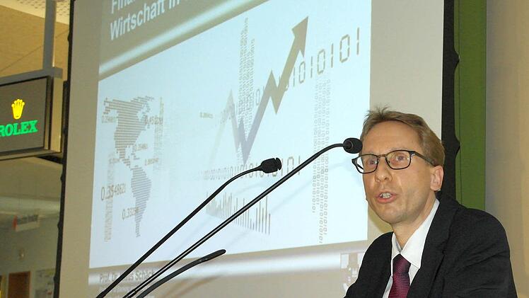 Über "die Risiken der globalen Finanzmärkte für die oberfränkische Wirtschaft" referierte Klaus Schaeck, Professor of Banking and Finance und ehemaliger Schüler des Beruflichen Schulzentrums in Kulmbach.