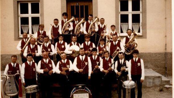 Das Bild wurde vor dem ehemaligen Rathaus in Kleinwenkheim um das Jahr 1970 aufgenommen. Im Vordergrund in der Mitte ist der langjährige Dirigent Günther Katzenberger zu sehen.  Repro: Vereinsarchiv
