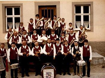 Das Bild wurde vor dem ehemaligen Rathaus in Kleinwenkheim um das Jahr 1970 aufgenommen. Im Vordergrund in der Mitte ist der langj&auml;hrige Dirigent G&uuml;nther Katzenberger zu sehen.  Repro: Vereinsarchiv