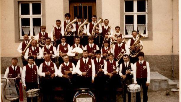 Das Bild wurde vor dem ehemaligen Rathaus in Kleinwenkheim um das Jahr 1970 aufgenommen. Im Vordergrund in der Mitte ist der langjährige Dirigent Günther Katzenberger zu sehen.  Repro: Vereinsarchiv