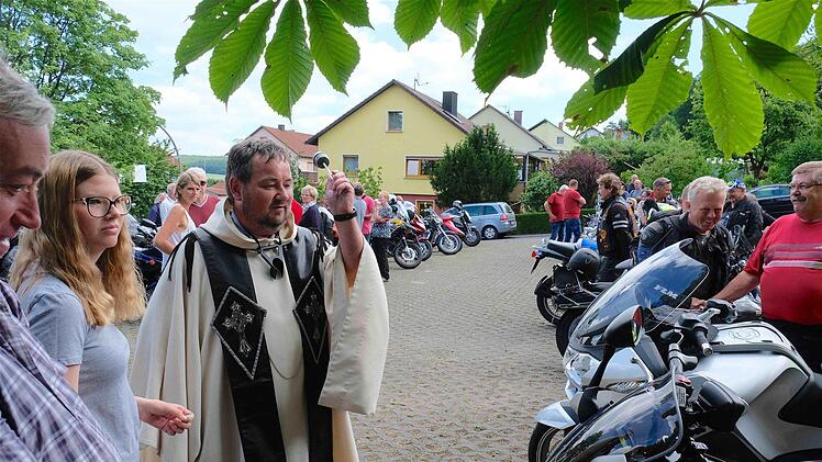 Pfarrer Michael Erhart kam extra aus Zeil am Main nach Wartmannsroth, um den Segen zu spenden. Foto: Gerd Schaar