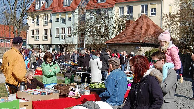 Ab Mittag drängten sich die Besucher auf dem Münnerstädter Ostermarkt. Foto: Sigismund von Dobschütz