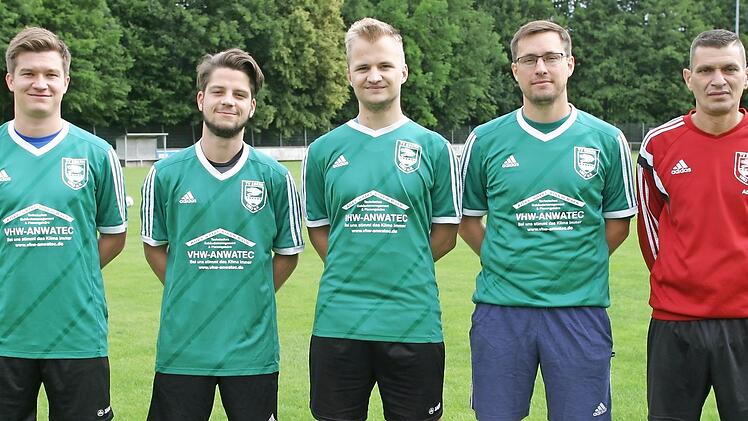 Trainer Andreas Deckert, Wolfgang Fischer, Felix Zapf, Stefan Sperber und Vorstand Martin Suhr (von rechts)  Foto: Wolfgang Dietz