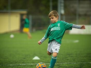 Kinder sollten Spaß haben, wenn sie Fußball spielen. Tragisch, wenn  Eltern das Gegenteil vorleben und sich bei einem F-Jugendspiel schubsen und beleidigen. Symbolbild: pixabay.com / bottomlayercz0