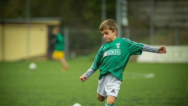 Kinder sollten Spaß haben, wenn sie Fußball spielen. Tragisch, wenn  Eltern das Gegenteil vorleben und sich bei einem F-Jugendspiel schubsen und beleidigen. Symbolbild: pixabay.com / bottomlayercz0