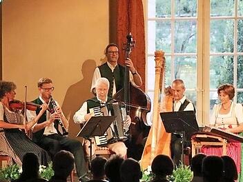 Spielmusik Karl Edelmann (von links): Regina Graf (Violine, Ensemble-Mitglied BKO), Fidelis Edelmann (Klarinette), Karl Schreier (Akkordeon), Karl Edelmann (Kontrabass, Klarinette, Moderation), Florian Pedarnig (Harfe) und Katharina Edelmann (Hackbrett). Foto: Wolfgang Reichelt
