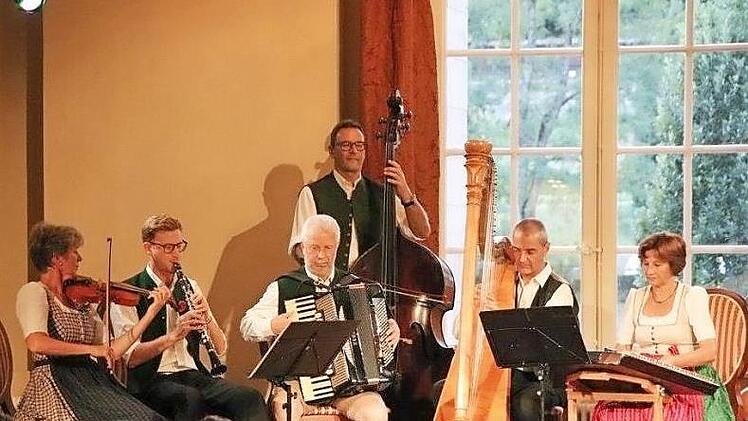Spielmusik Karl Edelmann (von links): Regina Graf (Violine, Ensemble-Mitglied BKO), Fidelis Edelmann (Klarinette), Karl Schreier (Akkordeon), Karl Edelmann (Kontrabass, Klarinette, Moderation), Florian Pedarnig (Harfe) und Katharina Edelmann (Hackbrett). Foto: Wolfgang Reichelt