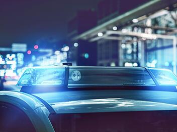 In Unterfranken hat die Polizei einen nackten Mann aufgegriffen. Symbolfoto: m.mphoto/Adobe Stock