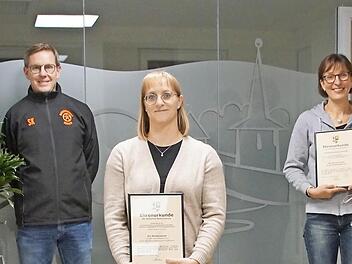 Nur Stellvertreter waren zur Rauhenebracher Sportlerehrung eingeladen. Unser Bild zeigt von links Bürgermeister Matthias Bäuerlein, Trainer Stefan König und Betreuerin Stefanie Ditzel-Schwab von der U11 der SG Rauhenebrach, Uli Rüttinger für die Korbball-Frauenmannschaft der SG Untersteinbach-Geusfeld und Sascha Thürstein, der als Einzelsportler der Schützen Hubertus Prölsdorf geehrt wurde. Foto: Sabine Weinbeer