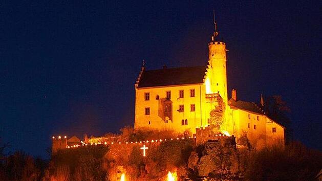 Die Burg Gößweinstein im Lichterglanz (am zweiten  Weihnachtsfeiertag) - kommt auf die  Burg der neue Sender der Telekom?  Foto: Thomas Weichert