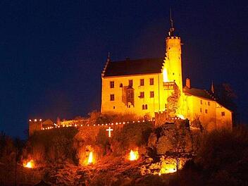 Die Burg Gößweinstein im Lichterglanz (am zweiten  Weihnachtsfeiertag) - kommt auf die  Burg der neue Sender der Telekom?  Foto: Thomas Weichert