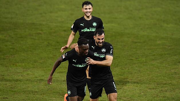 Beim SV Sandhausen erzielte Dickson Abiama seinen ersten Zweitligatreffer f&uuml;r die SpVgg Greuther F&uuml;rth.  Mergim Mavraj  war der erste Gratulant;  hinten Maximilian Bauer Foto: Sportfoto Zink