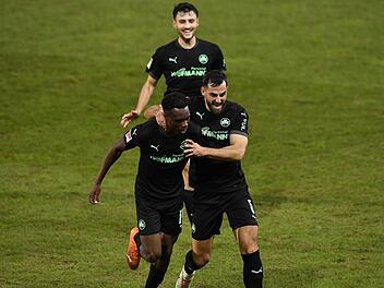 Beim SV Sandhausen erzielte Dickson Abiama seinen ersten Zweitligatreffer für die SpVgg Greuther Fürth.  Mergim Mavraj  war der erste Gratulant;  hinten Maximilian Bauer Foto: Sportfoto Zink