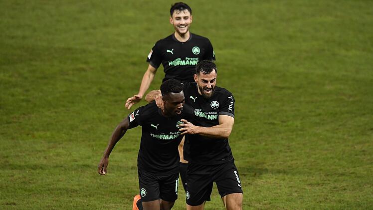 Beim SV Sandhausen erzielte Dickson Abiama seinen ersten Zweitligatreffer für die SpVgg Greuther Fürth.  Mergim Mavraj  war der erste Gratulant;  hinten Maximilian Bauer Foto: Sportfoto Zink
