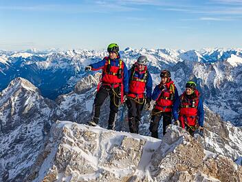 Die Bergretter der Bergwacht Grainau in der N&auml;he des Zugspitzgipfels. Bei einem gef&auml;hrlichen Einsatz wurden sie von einer Gewitterfront &uuml;berrascht.