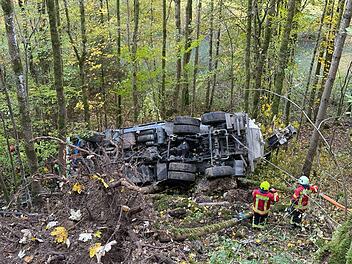 Diesel bei Lkw-Unfall in Wald im Kreis Bayreuth ausgelaufen