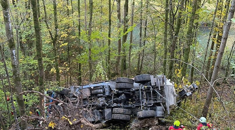 Diesel bei Lkw-Unfall in Wald im Kreis Bayreuth ausgelaufen
