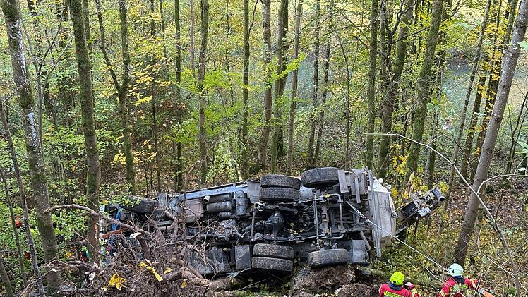 Diesel bei Lkw-Unfall in Wald im Kreis Bayreuth ausgelaufen