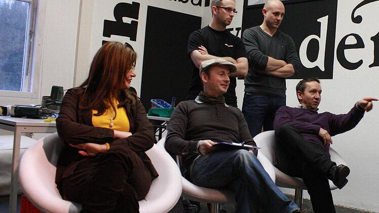 Bürgermeister Nobert Gräbner (vorne rechts) zeigte sich sehr interessiert. Mit im Bild Sonja und Markus Welsch (vorne) sowie (hinten von links) Techniker Martin Schöffel und Betriebsleiter Alexander Kopp.