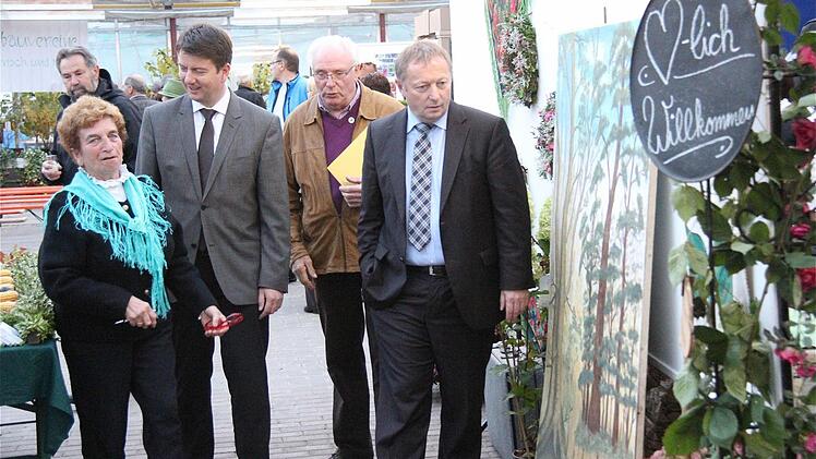 Irmgard Heinrich, Sandro Kirchner, Erich Schießer und Thomas Bold schlendern durch die Erntedank-Ausstellung.