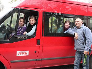 Sabrina Johnston, Jeanette Kaufmann, Anica Ketzer und Martin Weissenberger freuen sich über den neuen Bus fürs Kinderhaus. Foto: H.Beudert