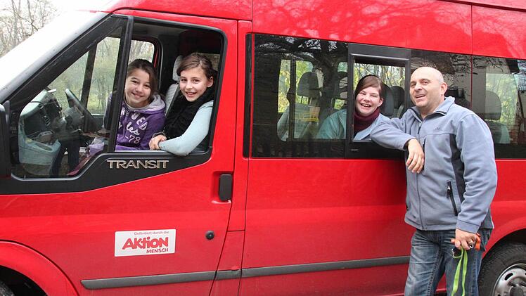 Sabrina Johnston, Jeanette Kaufmann, Anica Ketzer und Martin Weissenberger freuen sich über den neuen Bus fürs Kinderhaus. Foto: H.Beudert