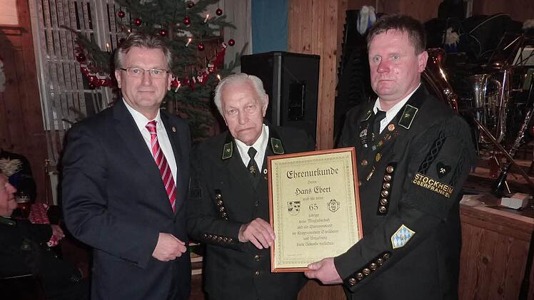 Seit 65 Jahren gehört der 89-jährige Ehrenvorsitzende Hans Ebert (Mitte) zum Knappenverein. Es dankten für das langjährige Engagement Vorsitzender Heiko Eisenbeiß (rechts) und Bürgermeister Rainer Detsch. Foto: Gerd Fleischmann