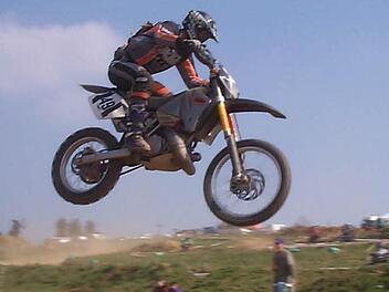 Philipp Blümlein macht nicht nur beim Motocross große Sprünge. Ihm gelang auch der Sprung von Platz 43 der Liste in den Kreistag.  Foto: privat