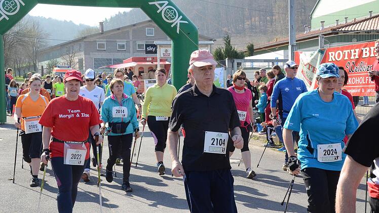 Auch die Nordic-Walker waren in Ramsthal dabei.