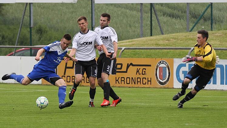 Das 1:0: Nach sieben Spielminuten nutzte der Frohnlacher Lukas Werner (blaues Trikot) seine Chance, nach dem er mit einem Haken gleich zwei FCB-Spieler ins Lehre laufen ließ. Fotos: Heinrich Weiß