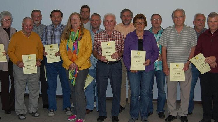 Der SV Hassenbach zeichnete zahlreiche Männer und Frauen für 25 und 45 Jahre Mitgliedschaft aus. Foto: Günther Straub