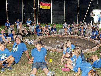 In der Jurtenburg warteten die Pfadfinder auf den Beginn des Geländespiels, das in eine spannende Geschichte und viele Aufgaben eingebettet war.  Foto: Heike Schülein