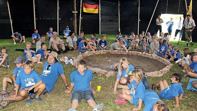 In der Jurtenburg warteten die Pfadfinder auf den Beginn des Geländespiels, das in eine spannende Geschichte und viele Aufgaben eingebettet war.  Foto: Heike Schülein