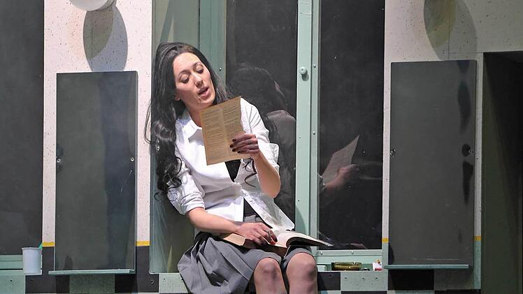 Mozarts "Entführung aus dem Serail als Neuinszenierung am Landestheater Coburg. Anna Cvetkovic-Stojnic als Konstanze.Foto: Andrea Kremper