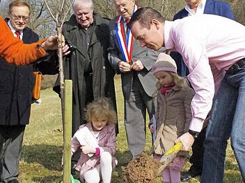 Bei einer internationalen Baumpflanzung vor einem Jahr in Kronach zeigte der Wilhelmsthaler Jérôme Kerriel (vorne, rechts) mit seiner Familie, dass er mittlerweile im Frankenwald verwurzelt ist. Nach den grausamen Ereignissen der Freitagnacht war er in Gedanken jedoch ganz in seiner alten Heimat Frankreich. Foto: Archiv/Marco Meißner