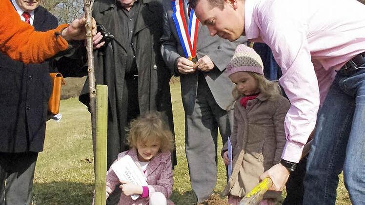 Bei einer internationalen Baumpflanzung vor einem Jahr in Kronach zeigte der Wilhelmsthaler Jérôme Kerriel (vorne, rechts) mit seiner Familie, dass er mittlerweile im Frankenwald verwurzelt ist. Nach den grausamen Ereignissen der Freitagnacht war er in Gedanken jedoch ganz in seiner alten Heimat Frankreich. Foto: Archiv/Marco Meißner