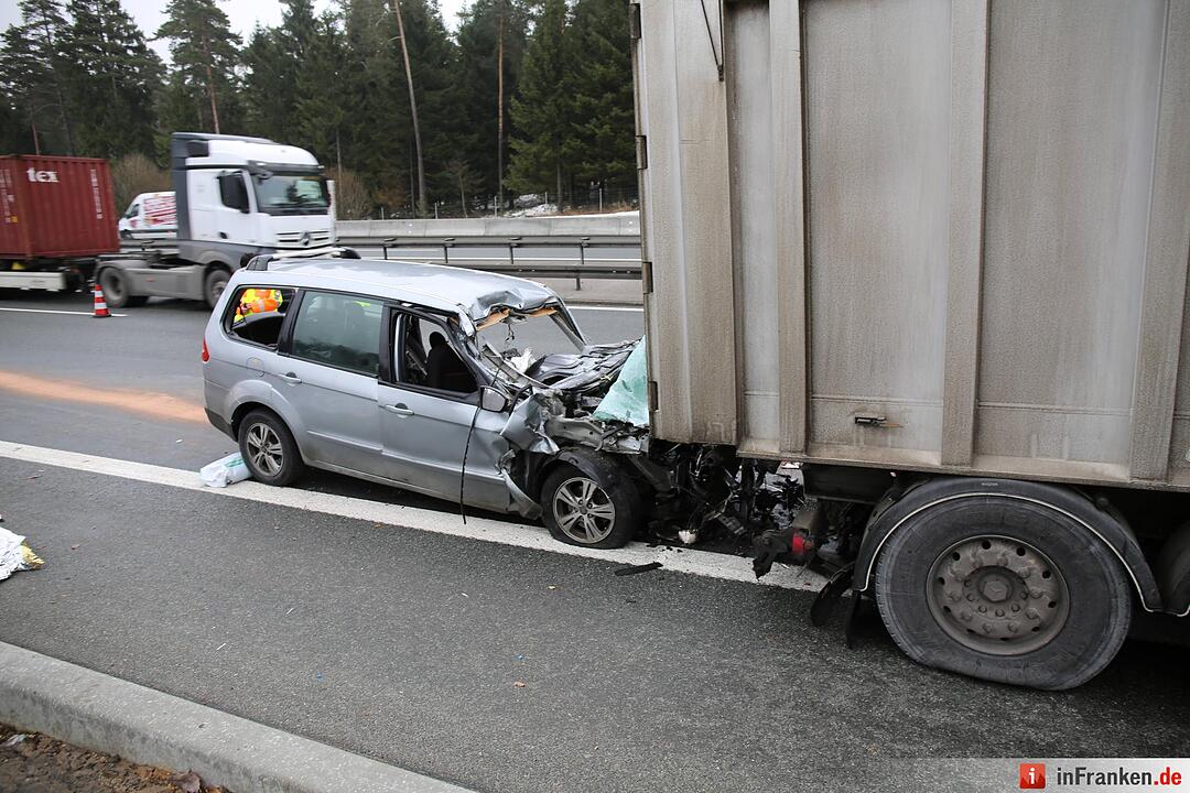 Pkw kracht unter Lkw auf der A9 bei Trockau - Drei Personen verletzen sich schwer