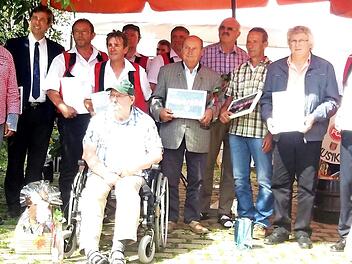 Nach einem Vierteljahrhundert wurden bei den Wannbacher Dorfmusikanten die Gründer und weitere treue Mitglieder geehrt.  Foto: privat