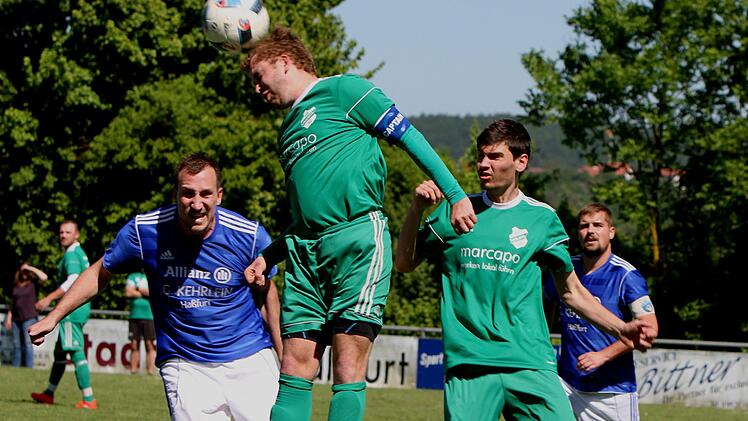 Der Kirchlauterer Kapitän Dominik Schell (2. von links) wehrt die Flankeerfolgreich vor dem Augsfelder Johannes Derra (links) ab; rechts warten Augsfelds Kapitän Patrick Viernekes und Steffen Hämmerlein ab.