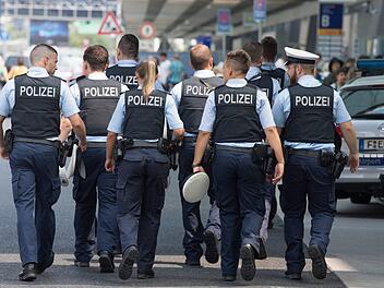 Flüchtlingsströme und Terrorgefahren haben dafür gesorgt, dass der Stellenplan um 3000 Mitarbeiter aufgestockt wurde. Eines der Ausbildungszentren steht in Bamberg. Das Symbolfoto zeigt Bundespolizisten im Einsatz. Foto: Boris Roessler/dpa