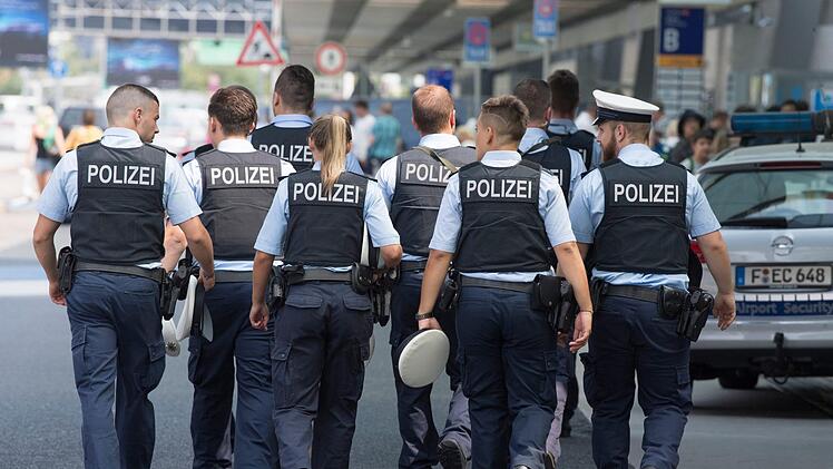 Flüchtlingsströme und Terrorgefahren haben dafür gesorgt, dass der Stellenplan um 3000 Mitarbeiter aufgestockt wurde. Eines der Ausbildungszentren steht in Bamberg. Das Symbolfoto zeigt Bundespolizisten im Einsatz. Foto: Boris Roessler/dpa