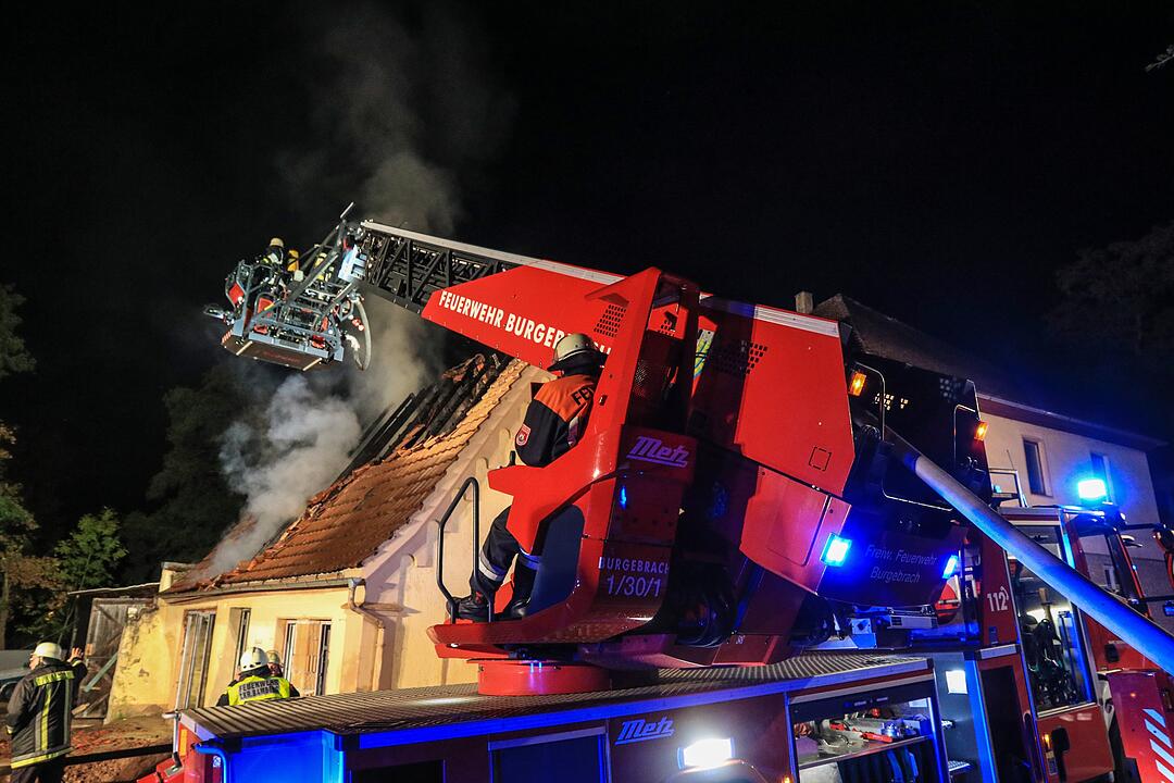 Aschbach: Während Renovierungsarbeiten - Dachstuhl in Flammen