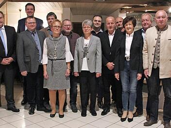 Diese Mitarbeiter wurden für 40 beziehungsweise 50 Jahre Betriebszugehörigkeit bei Gerresheimer Tettau geehrt. Mit im Bild der Bezirksleiter der IG BCE Holger Kempf, Geschäftsführer Bernd Hörauf, Personalleiter Lars Holocher (1., 2. und 3. von links), Bürgermeister Peter Ebertsch und Landrat Klaus Löffler (14. und 15. von links) Foto: Veronika Schadeck