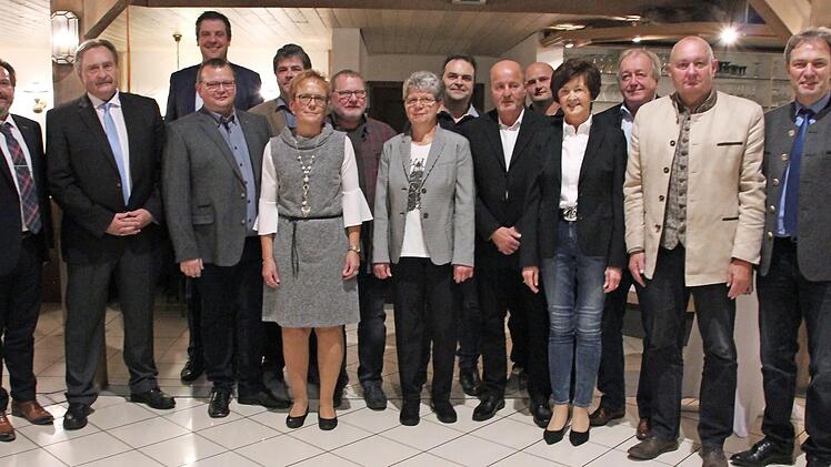 Diese Mitarbeiter wurden für 40 beziehungsweise 50 Jahre Betriebszugehörigkeit bei Gerresheimer Tettau geehrt. Mit im Bild der Bezirksleiter der IG BCE Holger Kempf, Geschäftsführer Bernd Hörauf, Personalleiter Lars Holocher (1., 2. und 3. von links), Bürgermeister Peter Ebertsch und Landrat Klaus Löffler (14. und 15. von links) Foto: Veronika Schadeck