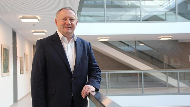 Thomas Bold im Lichthof des Landratsamtes. Als zentrales Anliegen nennt er das Naturerlebniszentrum Rh&ouml;n am Klaushof.  Benedikt Borst