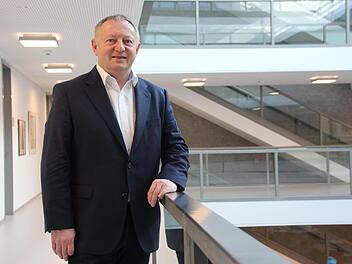 Thomas Bold im Lichthof des Landratsamtes. Als zentrales Anliegen nennt er das Naturerlebniszentrum Rhön am Klaushof.  Benedikt Borst