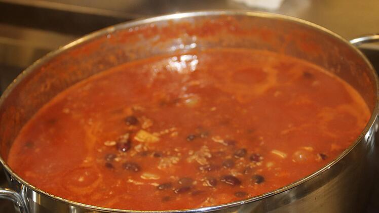 Das Chili köchelt im Topf.   Foto: Johanna Blum