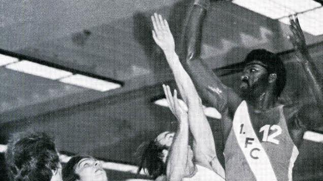 "Jim" Wade mit der Nummer 12 in einem Spiel in der Stauffenberg-Halle. Foto: Archiv