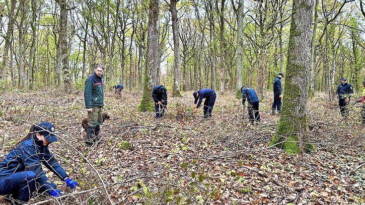 Mit fachlicher Unterstützung ging es in den Wald bei Ebenhausen und Rottershausen. Dort wurden Bäume gepflanzt und Jungbäumen Platz zum Wachsen gemacht.