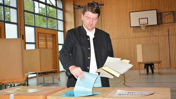 Bei wem wohl Sandro Kirchner sein Kreuz gemacht hat? Der Frontmann der CSU wird den Wahlkreis Bad Kissingen in den nächsten fünf Jahren als Direktkandidat im Bayerischen Landtag verteten. Foto: Björn Hein